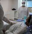 Mulher recebe cuidados médicos em Manaus. 03/06/2020. Reuters/Bruno Kelly. 

  Foto: Reuters