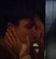 Cena de beijo entre as personagens Joana (Vaneza Oliveira) e Natália (Amanda Magalhães) na série brasileira 3%, da Netflix, fez parte do vídeo exibido na Globo  Foto: Reprodução