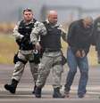 Adélio Bispo de Oliveira é escoltado por agentes da PF em aeroporto de Juiz de Fora (MG)
08/09/2018
REUTERS/Ricardo Moraes  Foto: Reuters