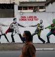 Mulher passa por grafite pintado em muro em São Paulo
10/06/2020
REUTERS/Amanda Perobelli  Foto: Reuters