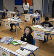 Carteiras viradas para frente, em vez de todos sentados juntos no chão: o novo formato na educação infantil britânica em meio à pandemia  Foto: Getty Images / BBC News Brasil