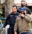 Policiais disseram ter apreendido dois celulares, pouco mais de R$900 em dinheiro e um Imposto de Renda com Queiroz  Foto: EPA / BBC News Brasil