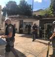 Respiradores são descarregados com escolta policial, em hospital de Ribeirão Preto, no interior de São Paulo.  Foto: Divulgação/PM Ribeirão Preto / Estadão Conteúdo