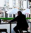 Homem aguarda pedido em café da Nova Zelândia após restrições domésticas serem suspensas
09/06/2020
 REUTERS/Tatsiana Chypsanava  Foto: Reuters