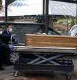 A propagação rápida e fatal do coronavírus entre idosos em asilos é um problema mundial  Foto: Reuters / BBC News Brasil