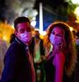 Clientes com máscaras de proteção em espaço para eventos em Bolonha, norte da Itália  Foto: ANSA / Ansa