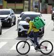 Entregadores prometem 'paralisar' o serviço em 1º de julho  Foto: Bruno Kelly/Reuters / BBC News Brasil