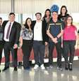 Bolsonaro posa para retrato após reunião com youtubers governistas, no Palácio do Planalto, em maio.  Foto: Twitter/Bia Kicis / Estadão