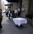 Garçom monta mesa em frente a restaurante em Nova York
22/06/2020 REUTERS/Carlo Allegri  Foto: Reuters
