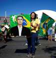 Apoiadora segura pintura com o rosto do presidente Jair Bolsonaro em manifestação em Brasília  Foto: Adriano Machado / Reuters