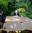 Premiê britânico, Boris Johnson, se reúne com membros do seu governo no jardim da residência oficial no Nº10 de Downing Street, Londres
 22, 2020. Andrew Parsons/10 Downing Street/via REUTERS   Foto: Reuters
