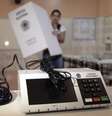 Funcionária da Justiça Eleitoral instala urna eletrônica em local de votação em escola de Brasília
25/10/2014
REUTERS/Ueslei Marcelino   Foto: Reuters