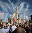 Visitantes assistem a queima de fogos durante apresentação em parque da Disney, na Flórida. 6/12/2012. REUTERS/Scott Audette  Foto: Reuters