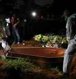 Coveiros com trajes de proteção enterram homem que morreu devido à Covid-19, no cemitério de Vila Formosa, em São Paulo
19/06/2020
REUTERS/Amanda Perobelli  Foto: Reuters