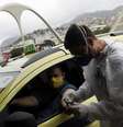 Profissional de saúde faz teste de detecção de Covid-19 em taxista no Rio de Janeiro
15/06/2020 REUTERS/Ricardo Moraes  Foto: Reuters