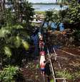 Familiares de Andrelina Bizerra da Silva, 49, que morreu a caminho de clínica com suspeita de Covid-19, levam caixão de volta para casa em Breves, na Ilha do Marajó
10/06/2020
REUTERS/Ueslei Marcelino  Foto: Reuters