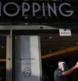 Funcionário checa temperatura de cliente na entrada de shopping center em São Paulo. 11/6/2020. REUTERS/Amanda Perobelli  Foto: Reuters
