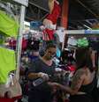 Vendedora higieniza mão de cliente em loja de mercado popular do Rio de Janeiro
17/06/2020
REUTERS/Pilar Olivares  Foto: Reuters