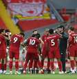 Klopp conversa com os jogadores do Liverpool durante parada técnida  Foto: Shaun Botterill/Pool / Reuters