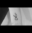 Marília Mendonça exibe tatuagem que tem em homenagem à mãe  Foto: Twitter, Marília Mendonça / PurePeople