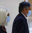 O ex-primeiro-ministro François Fillon e sua esposa, Penelope, chegam para julgamento no Tribunal de Paris  Foto: EPA / Ansa - Brasil