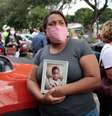 Mirtes Renata Santana, mãe de Miguel Otávio Santana da Silva, em frente à Delegacia de Santo Amaro, no Recife (PE), nesta segunda-feira, 29, dia de depoimento de Sarí Corte Real sobre a morte do garoto de 5 anos, que caiu do nono andar de um prédio do centro do Recife.   Foto: JúLIO GOMES/LEIAJÁIMAGENS / Estadão Conteúdo