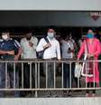 Passageiros esperam em parada no Sri Lanka  Foto: Reuters / BBC News Brasil