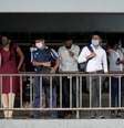 Pesoas em estação de metrô de máscara  Foto: Reuters / BBC News Brasil