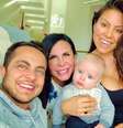 Thammy Miranda publicou uma foto em que aparece junto com a família, incluindo o filho, Bento  Foto: Instagram / @thammymiranda / Estadão
