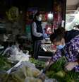 Pessoas com máscara de proteção em mercado de rua em Wuhan, na China
06/04/2020 REUTERS/Aly Song   Foto: Reuters