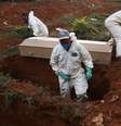 Coveiros com trajes de proteção enterram pessoa que morreu infectatada pelo novo coronavírus, no cemitério de Vila Formosa, em São Paulo
22/05/2020
REUTERS/Amanda Perobelli  Foto: Reuters