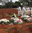 Coveiros com traje de proteção carregam caixão de mulher que morreu infectada pelo novo coronavírus, no cemitério de Vila Formosa, em São Paulo
26/06/2020
REUTERS/Amanda Perobelli  Foto: Reuters
