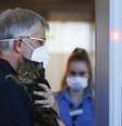 Um homem carregando um gato passa pelo controle de segurança no Aeroporto Internacional de Viena
01/07/2020
REUTERS/Lisi Niesner  Foto: Reuters