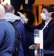 Funcionária verifica a temperatura de um cliente na entrada de uma loja da Apple em Zurique, Suíça, durante a pandemia de coronavírus
13/05/2020
REUTERS / Arnd Wiegmann  Foto: Reuters
