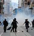 Polícia dispara gás lacrimogêneo contra multidão para dispersar manifestantes contra a lei de segurança nacional em 1 de julho de 2020  Foto: Reuters / BBC News Brasil