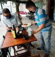 Em vários lugares, bares e restaurantes têm regras de distanciamento de mesas e número de clientes  Foto: Reuters / BBC News Brasil