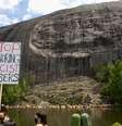 Manifestantes protestam contra Memorial Confederado de Stone Mountain
16/06/2020
REUTERS/Dustin Chambers  Foto: Reuters