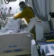 Profissionais de saúde atendem paciente da Covid-19 em hospital de campanha no Rio de Janeiro
02/07/2020
REUTERS/Ricardo Moraes  Foto: Reuters