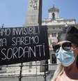 Protesto de vendedores de rua em frente ao Parlamento da Itália, em Roma  Foto: ANSA / Ansa - Brasil