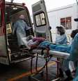 Profissionais de saúde transportam paciente com sintomas da Covid-19 para ambulância em São Paulo
02/07/2020
REUTERS/Amanda Perobelli  Foto: Reuters