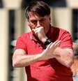 Bolsonaro assinou lei que determina três medidas como isolamento e quarentena para evitar transmissão de coronavírus  Foto: AFP / BBC News Brasil