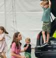 Kate Middleton estimula brincadeiras ao ar livre para os filhos, George, Charlotte e Louis  Foto: Getty Images / PurePeople