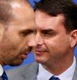 Entre os operadores de rede de conteúdo falso estavam servidores dos gabinetes de Eduardo Bolsonaro (PSL-SP; na foto, à esquerda) e Flávio Bolsonaro (Republicanos-RJ)  Foto: REUTERS/Adriano Machado / BBC News Brasil
