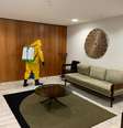 Gabinete do presidente Jair Bolsonaro no Palácio do Planalto é higienizado. Ele foi diagnosticado com covid-19 e está no Palácio da Alvorada  Foto: Secretaria-Geral/Divulgação / Estadão Conteúdo