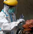 Profissional de saúde coleta amostra de servidor civil para teste de coronavírus
02/07/2020
REUTERS/Willy Kurniawan  Foto: Reuters