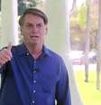 Bolsonaro faz sinal de positivo após anunciar que está com a Covid-19
07/07/2020
TV Brasil via Reuters TV  Foto: Reuters