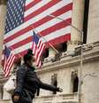 Pedestre com máscara passa pelo prédio da Bolsa de Valores de Nova York (NYSE) em Nova York, EUA, em 18 de março de 2020. REUTERS/Lucas Jackson  Foto: Reuters