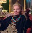 Walter Mercado em seu trono, na homenagem feita a ele no HistoryMiami Museum, em 2019, em razão do aniversário de 50 anos de seu primeiro programa na TV  Foto: Reprodução