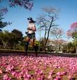 Brasileira praticando atividade física em parque em SP após reabertura  Foto: EPA / Ansa - Brasil