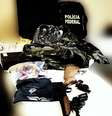 Durante o cumprimento do mandado, foram encontradas três armas de fogo, além de munição  Foto: Polícia Federal / Divulgação / Estadão Conteúdo